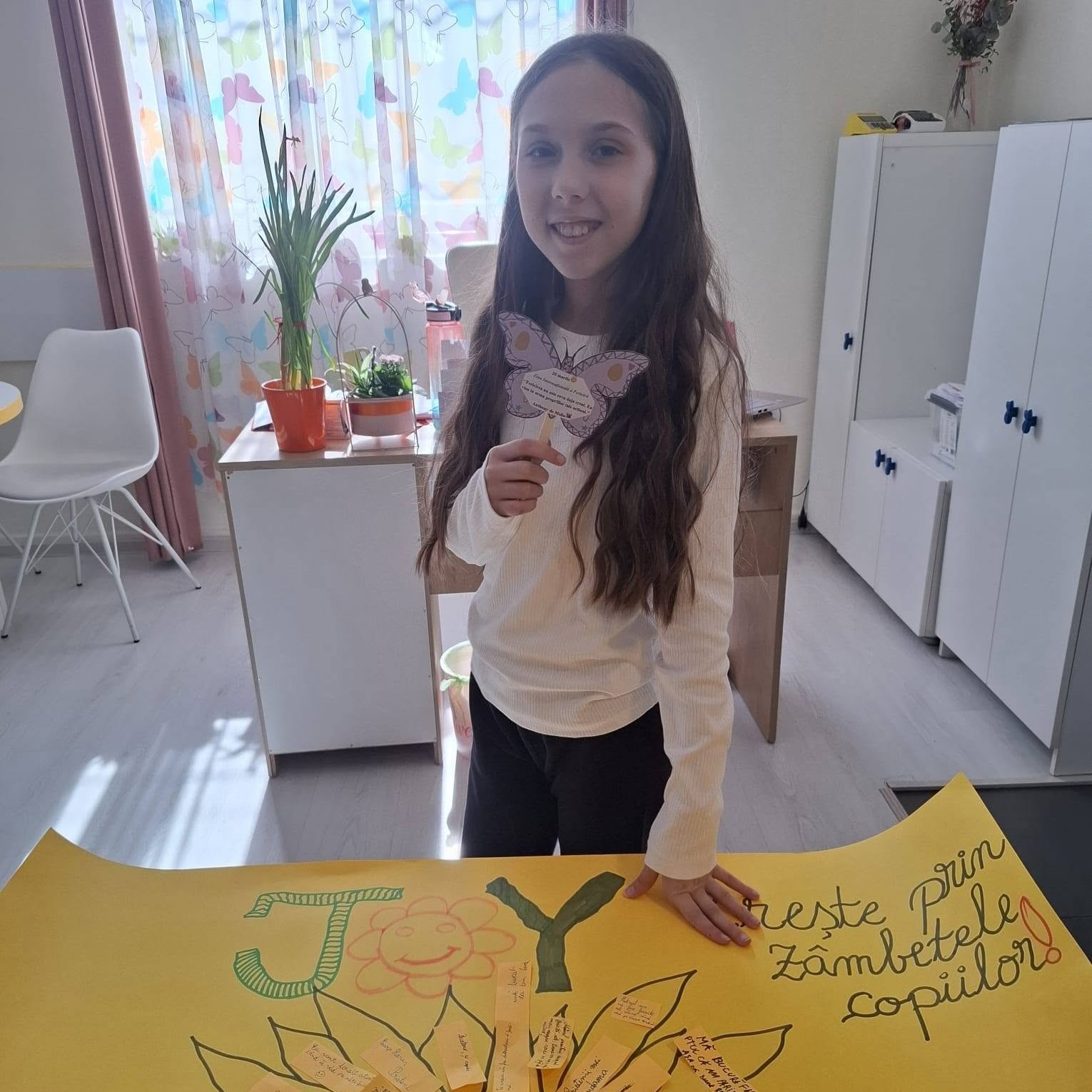 Fetiță lângă afișul făcut de copii