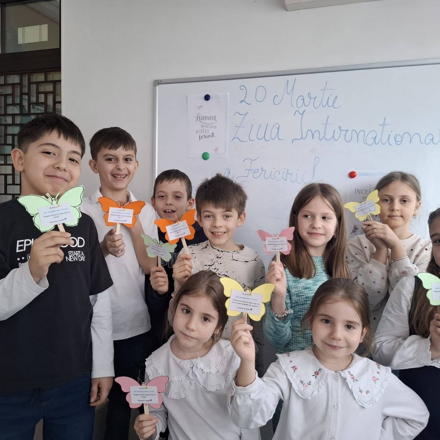 Copii cu fluturi de hârtie, de Ziua Internațională a Fericirii